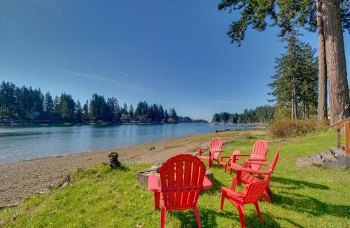 Allyn-Grapeview House | Gorgeous Allyn Getaway - No-Bank Waterfront!