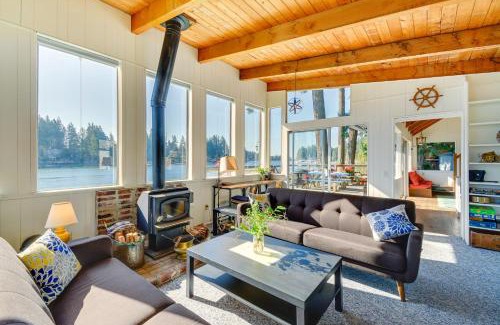 Allyn-Grapeview House | Gorgeous Allyn Getaway - No-Bank Waterfront!