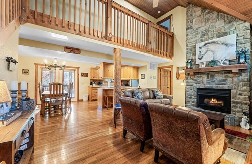 Branson West Cabin | Gorgeous and Spacious Stonebridge Lodge! Close to Branson and Pet Friendly!