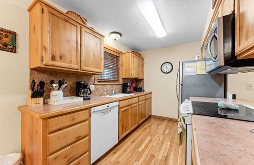 Branson West Cabin | Gorgeous and Spacious Stonebridge Lodge! Close to Branson and Pet Friendly!
