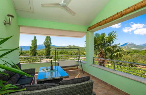 Sestanovac Apartment | Gorgeous apartment in Kresevo with WiFi