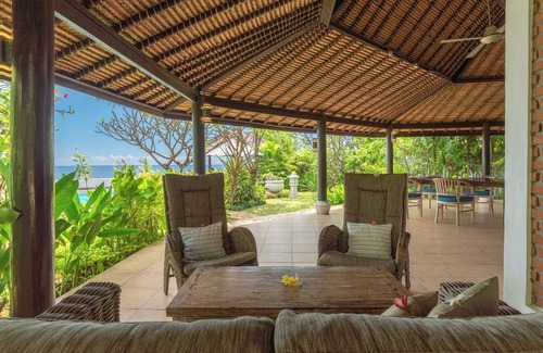 Banjartegehe Villa | Gorgeous beachfront Villa Jasmine, Lovina!