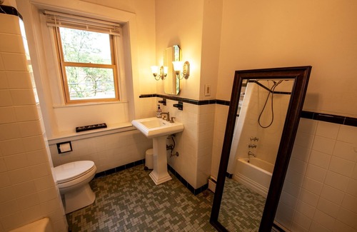 Beacon Hill House | Gorgeous Beacon Hills Studio next to State house