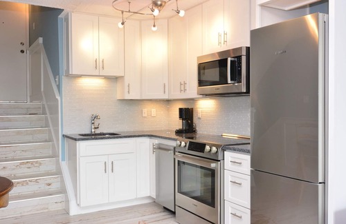 The Pines Condo | GORGEOUS & BEST IN TOWN! - Walk to Beach and Shops! Remodeled!