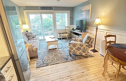 The Pines Condo | GORGEOUS & BEST IN TOWN! - Walk to Beach and Shops! Remodeled!