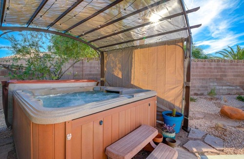 Paradise Valley House | Gorgeous Boho 3BR Home Private Spa! 8 min to Strip