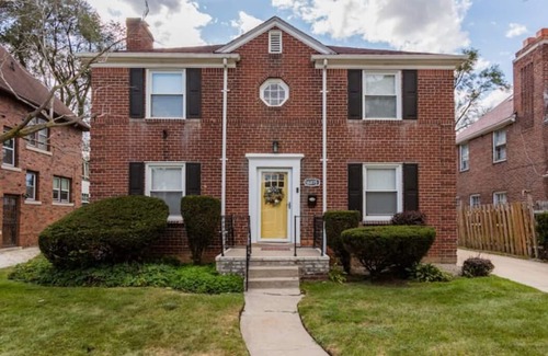 Detroit House | Gorgeous, Bright & Cheerful home away from home - Mins to Dntwn Det