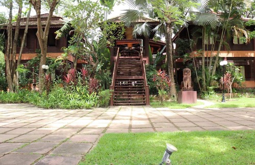 Siem Reap Villa | Gorgeous cambodian villa with pool and lush garden