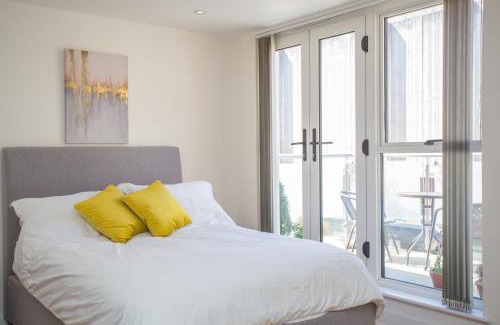 Worthing Apartment | Gorgeous Central Studio with Balcony, 2 mins to Beach and Pier