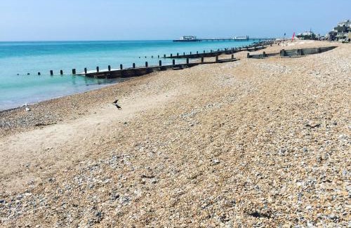 Worthing Apartment | Gorgeous Central Studio with Balcony, 2 mins to Beach and Pier