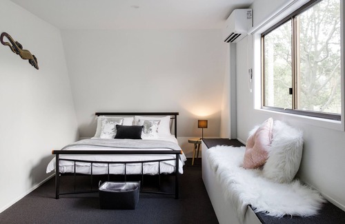 Noosaville Ski Chalet | gorgeous Chalet includes breakfast on lovely acreage 5mins to Noosa