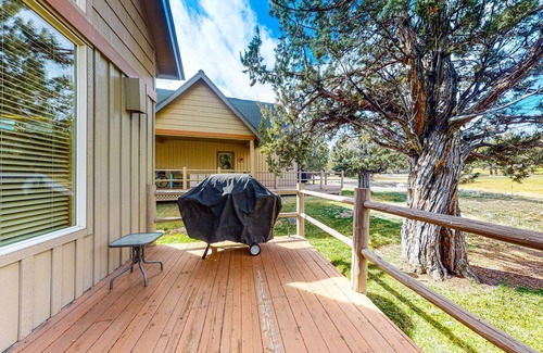 Redmond Ski Chalet | Gorgeous chalet w/private deck, fireplace, 3 pools, and gym