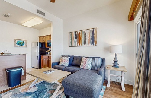 Sunnyside Condo | Gorgeous coastal home with plenty of space shared pool and easy beach access