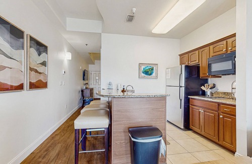 Sunnyside Condo | Gorgeous coastal home with plenty of space shared pool and easy beach access