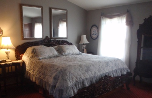 Butztown House | Gorgeous Colonial. Bethlehem area. Only parking for 2 cars. Great deck views