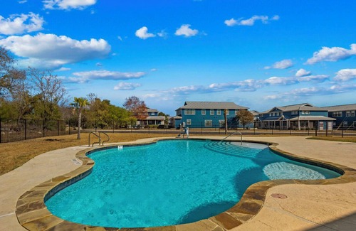 Gruene Condo | Gorgeous Condo Historic Gruene with pool! Dog friendly!