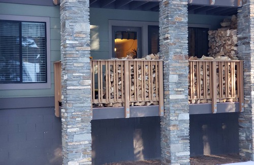 Mammoth Lakes Condo | Gorgeous Condo - Walk To Eagle Express/Chair 15! Pet Friendly!