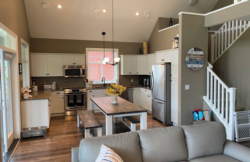 Okanagan-Similkameen Cottage | Gorgeous Cottage. .Mere Steps From The Beach!nThe Cottages on Osoyoos Lake.
