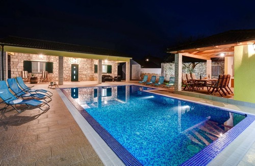 Lovinac Cabin | Gorgeous dalmatian stone house with large terrace, garden and private pool