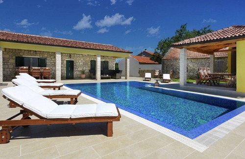 Lovinac Cabin | Gorgeous dalmatian stone house with large terrace, garden and private pool