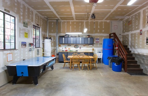 Arnold Ski Chalet | Gorgeous Deer Run Chalet (includes neighborhood lake access)