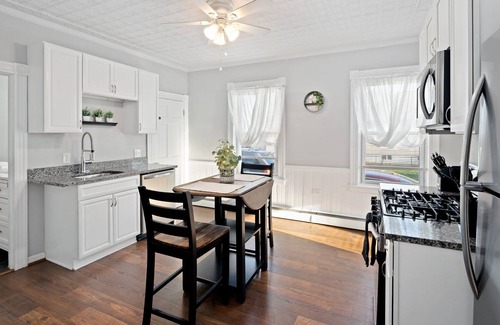 East Providence Apartment | Gorgeous Duplex In A Quite & Safe Area, Minutes From Providence