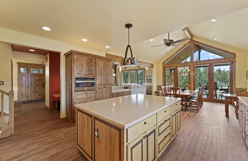 Bend House | Gorgeous Family Retreat, Hot Tub, A/C, Views, Ponds, Wiildlife