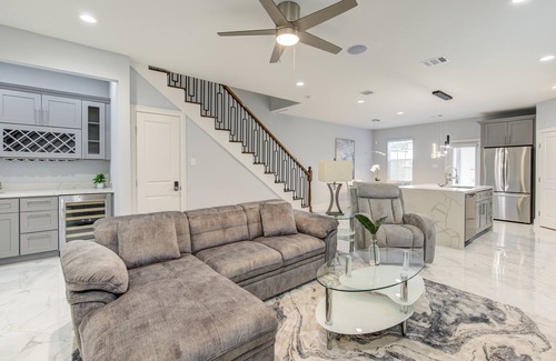 Spring Branch House | Gorgeous Family-sized Townhouse close to downtown!