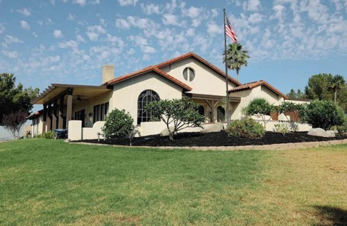 Jurupa Valley House | Gorgeous Gated Golf Course Estate
