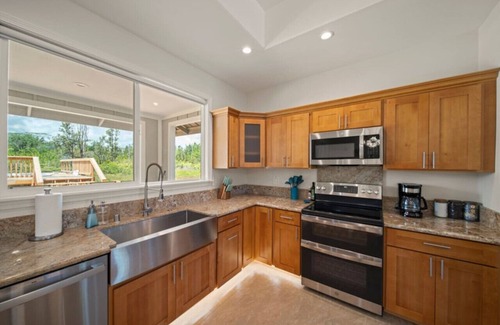 Keaau Apartment | Gorgeous Gated Retreat Near Ocean w Pool & Deck!