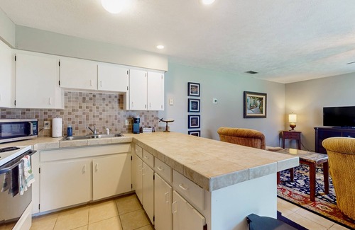 Micanopy House | Gorgeous guesthouse with full kitchen, central AC and lakeview