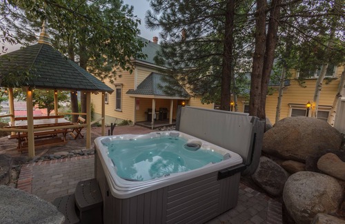 Truckee House | Gorgeous Historic Victorian - Walk to Downtown Truckee! Central to ski resorts!