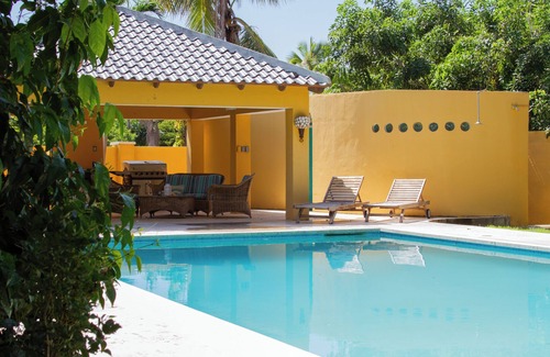 Rooi Catochi Villa | Gorgeous Historical Landhouse, Large Tropical Pool & Garden, Central Location!