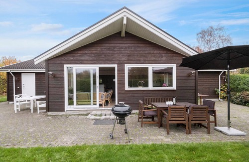 Hoeve Strand House | Gorgeous home in Asnæs with sauna