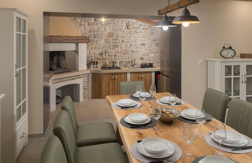 Bale House | Gorgeous home in Bale with WiFi