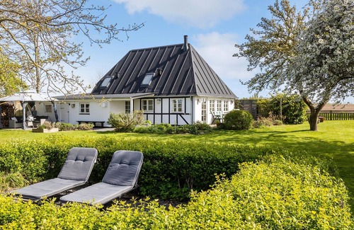 Bogense House | Gorgeous home in Bogense with kitchen