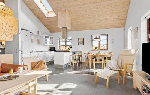 Krejbjerg House | Gorgeous Home In Ejstrupholm With Wifi