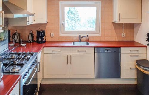 Heinkenszand House | Gorgeous Home In Heinkenszand With Wifi