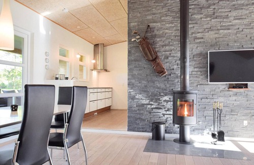 Østerskov House | Gorgeous home in Humble with kitchen