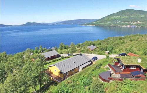 Hundeidvik House | Gorgeous Home In Hundeidvik