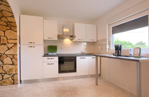 Jadreski House | Gorgeous home in Jadreski with kitchen