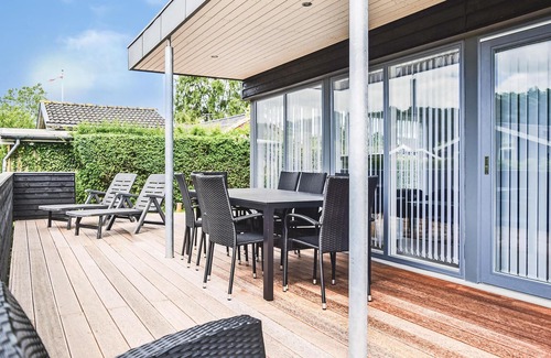 Pøt Strandby House | Gorgeous home in Juelsminde with sauna