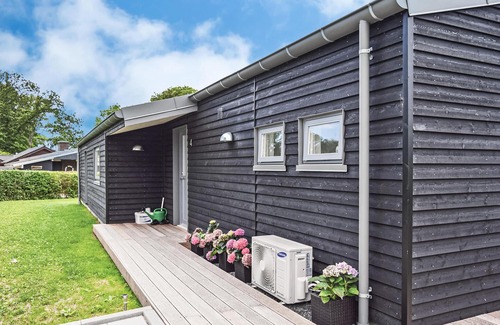 Pøt Strandby House | Gorgeous home in Juelsminde with sauna