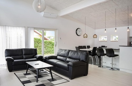 Pøt Strandby House | Gorgeous home in Juelsminde with sauna
