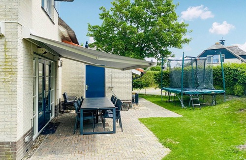 Makkum House | Gorgeous home in Makkum with kitchen