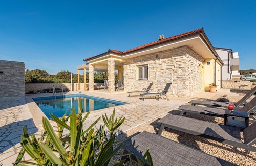 Kolan House | Gorgeous home in Mandre with WiFi