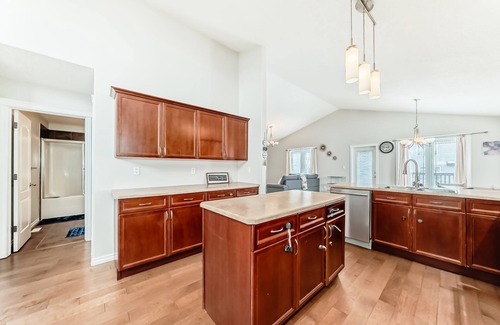 Northwest Edmonton House | Gorgeous home in Newcastle; close to many amenities