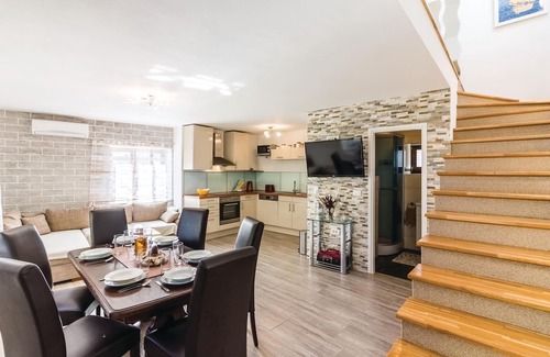 Pomer House | Gorgeous home in Pomer with WiFi