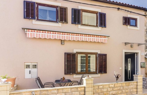 Pomer House | Gorgeous home in Pomer with WiFi