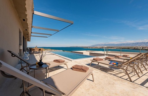 Povljana House | Gorgeous home in Povljana with WiFi